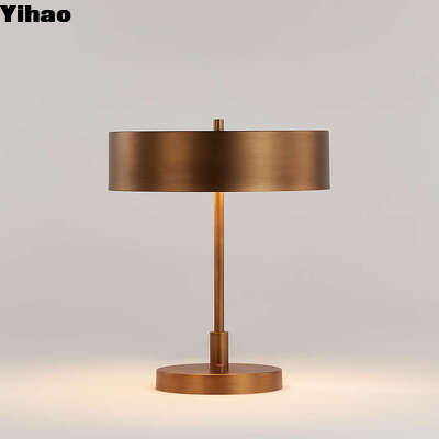 comprare Yihao Wholesale Lampada da tavolo in ottone con ombra di lino e luce LED bianca calda 2700K fabbricazione online