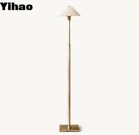 Lampada da pavimento a treppiede a LED ad altezze regolabili