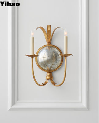 Elegante candelabro di cristallo in finitura cromata con coppe di lampada verso l'alto e verso il basso