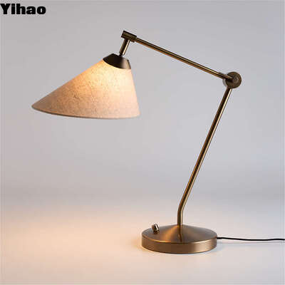 Antico lampada da tavolo in ottone bruciato con ombra di lino naturale e design a forma di tamburo per il soggiorno interno