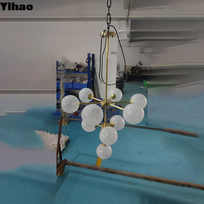 Yihao Moderno lussuoso lampadario di vetro soffiato a mano con corpo in ottone e base di lampadina E12 per soggiorno e camera da letto