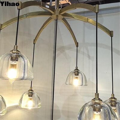 Candelabro in ottone e cristallo artigianale con LED bianco caldo 3500K per soggiorni di lusso